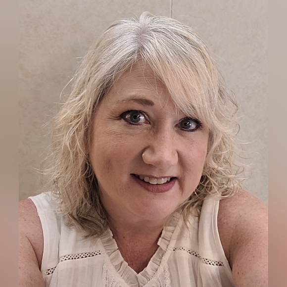 Meet your Posher, Caroline - Picture 2 of 5